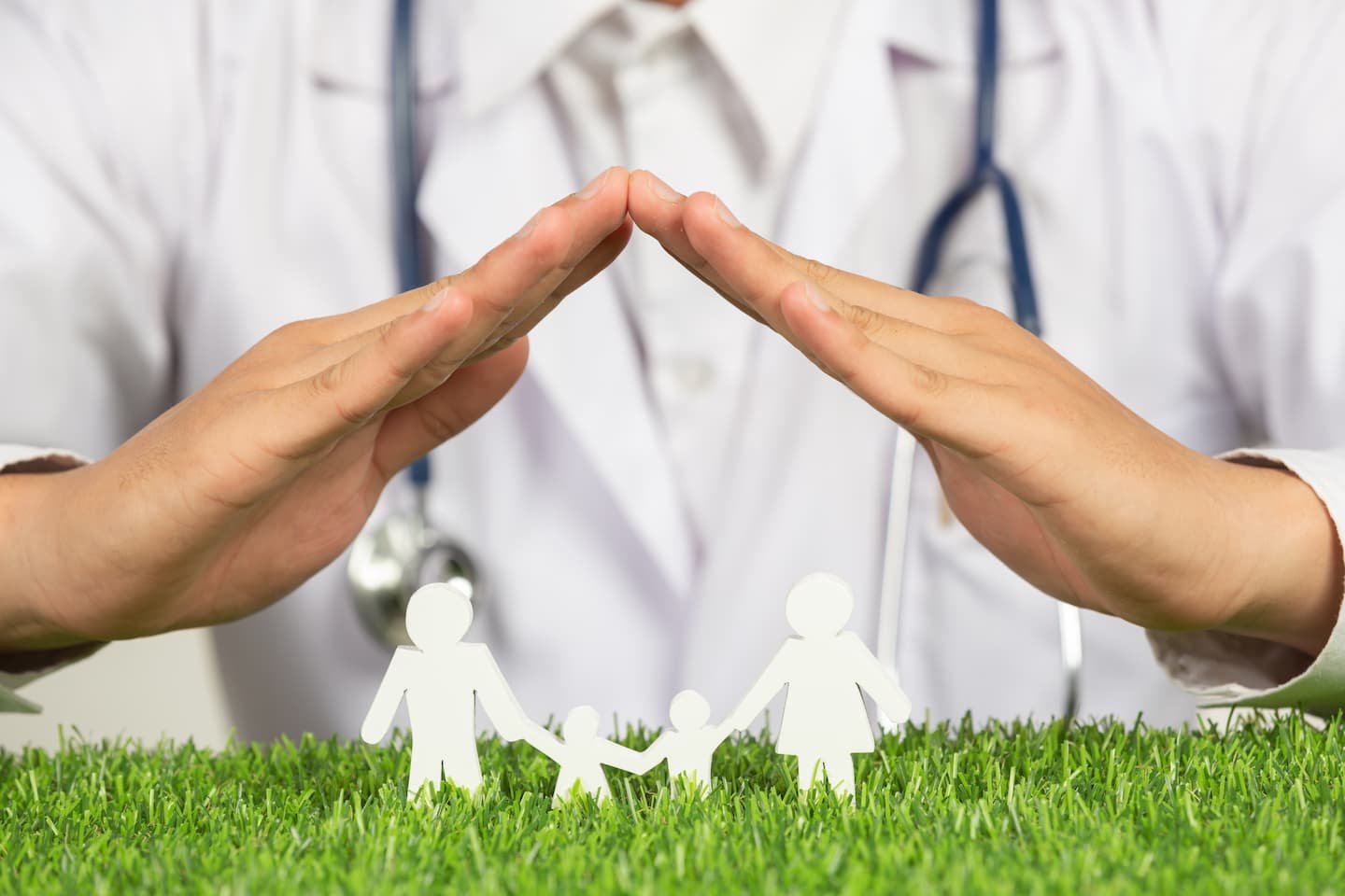 close-up-picture-doctor-s-hands-posting-symbol-home-family-member-model (1)