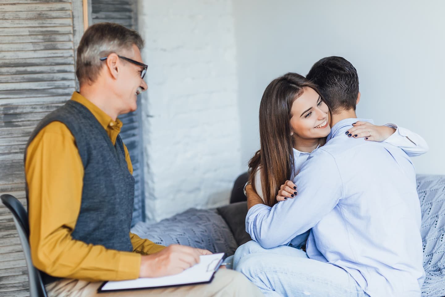 happy-married-cople-psychologist-office-with-candid-emotions (1)
