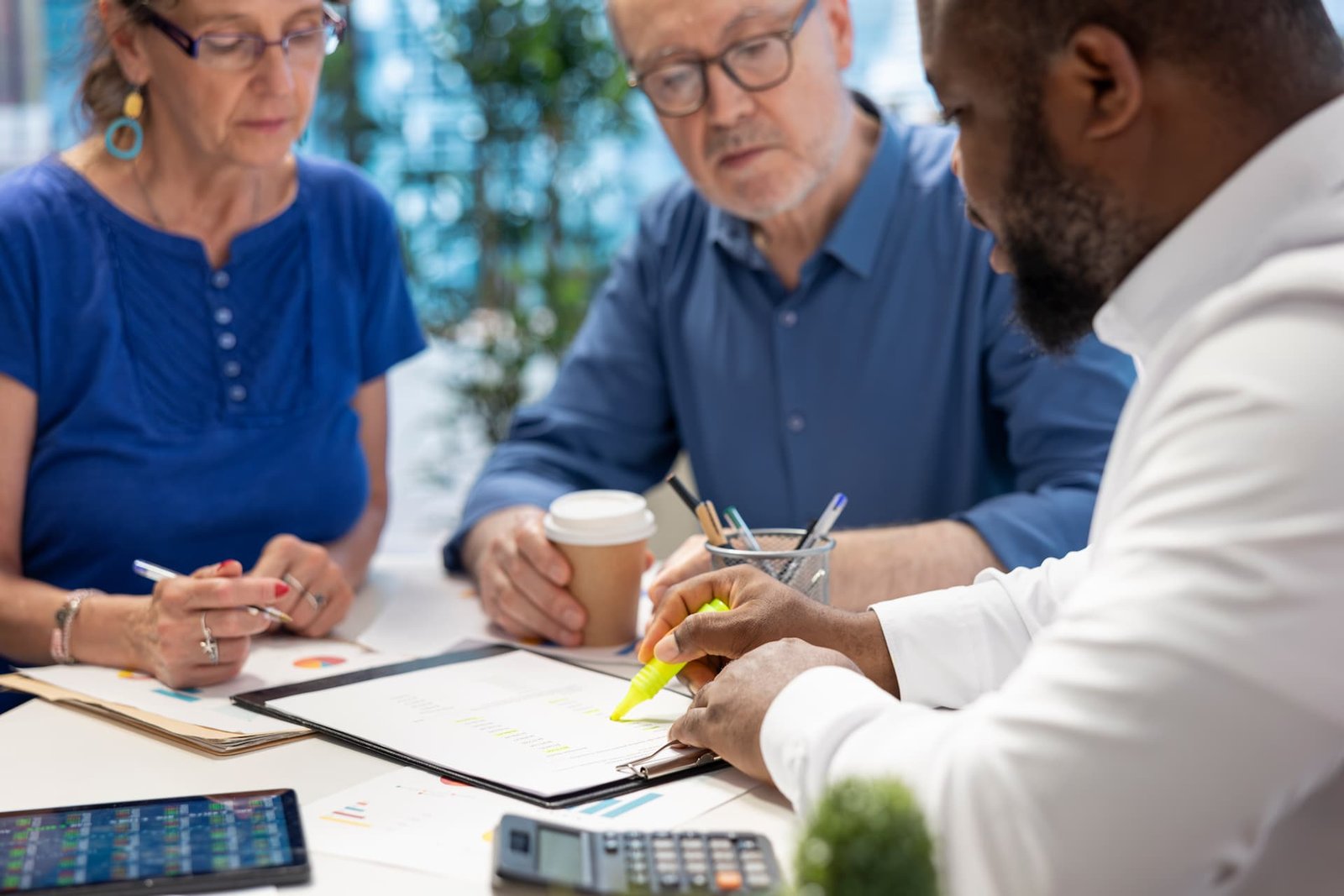 insurance-broker-highlighting-important-contract-terms (1)