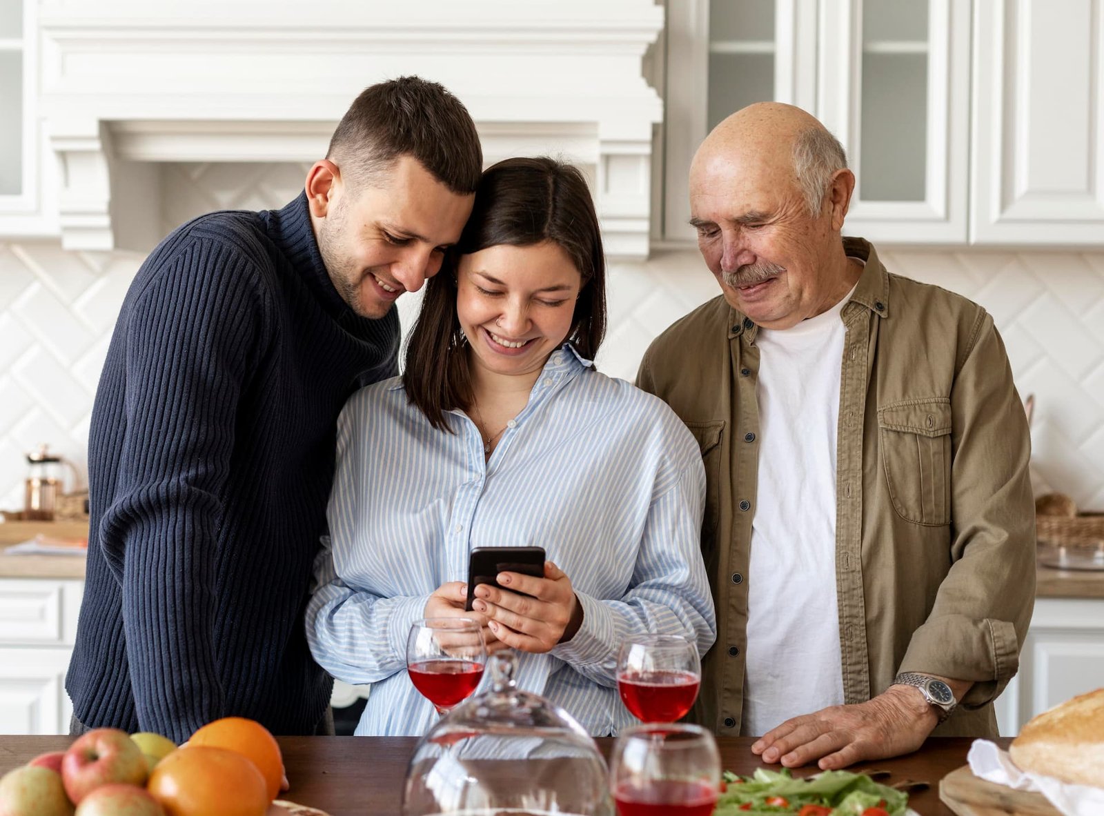 medium-shot-family-looking-phone (1)